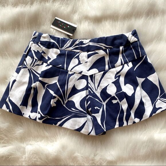 Milly Minis NWT Magnolia Print Pleated Shorts (8) - Picture 4 of 11
